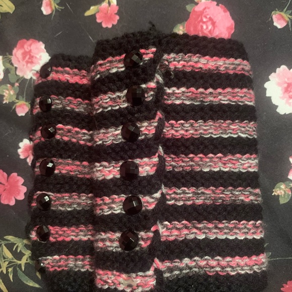 Adorable hand gloves 🧤 - Picture 2 of 2